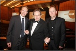 Festivalleiter Peter Frey und Thomas Falkenstein mit Moderator Oliver Kalkofe